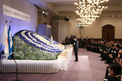 阪神・淡路大震災１５周年追悼式典で追悼の言葉を述べる鳩山総理の写真１