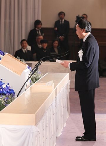 阪神・淡路大震災１５周年追悼式典で追悼の言葉を述べる鳩山総理の写真２