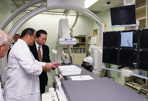 「先端医療振興財団　先端医療センター」を視察する鳩山総理の写真