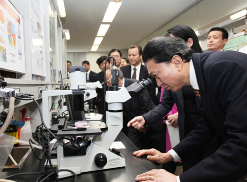 「理化学研究所　発生・再生科学総合研究センター」を視察する鳩山総理の写真