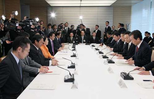 月例経済報告等に関する関係閣僚会議に出席する鳩山総理の写真2
