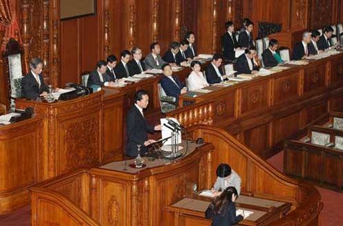 参議院本会議で施政方針演説を行う鳩山総理の写真2