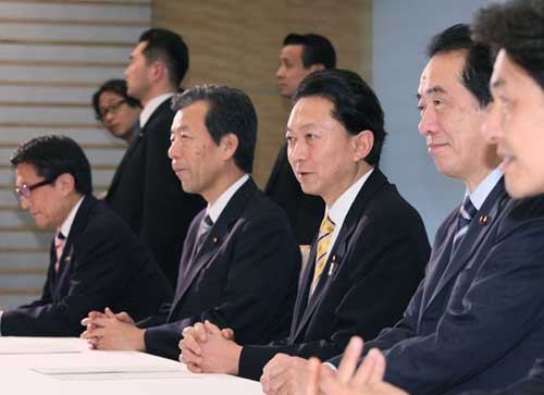 基本政策閣僚委員会に臨む鳩山総理の写真