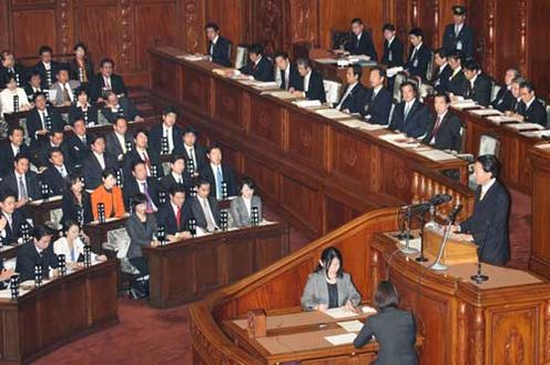 衆議院本会議で施政方針演説を行う鳩山総理の写真2