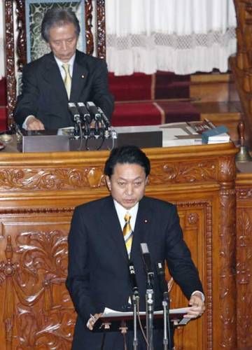 参議院本会議で施政方針演説を行う鳩山総理の写真１
