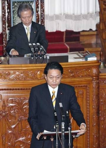 参議院本会議で施政方針演説を行う鳩山総理の写真1