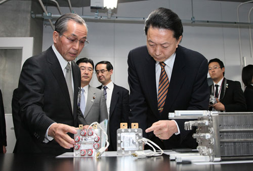 国立大学法人山梨大学燃料電池ナノ材料研究センターを視察する鳩山総理の写真