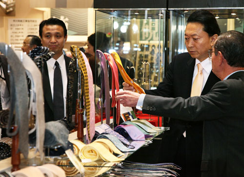 山梨県地場産業センター「かいてらす」を視察する鳩山総理の写真