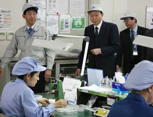 医療機器製造メーカーを視察する鳩山総理