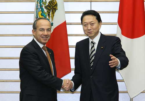 フェリペ・カルデロン・イノホサ大統領と握手する鳩山総理