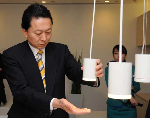 ＬＥＤ省エネ照明を視察する鳩山総理の写真