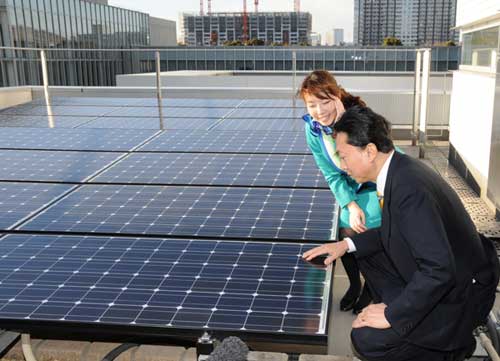 太陽光発電を視察する鳩山総理