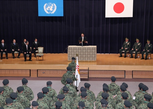 ハイチ国際救援隊隊旗授与式で訓示する鳩山総理1