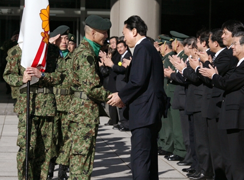 ハイチ国際救援隊隊員を見送る鳩山総理1