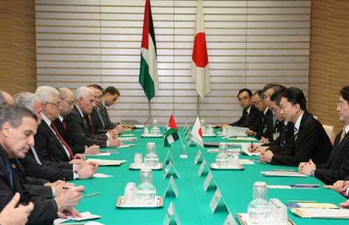 マフムード・アッバース大統領と会談する鳩山総理の写真