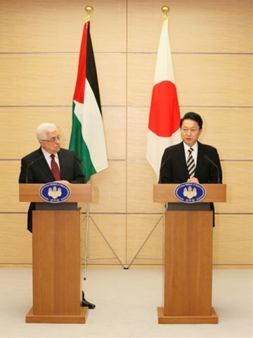 共同記者発表を行うマフムード・アッバース大統領と鳩山総理の写真
