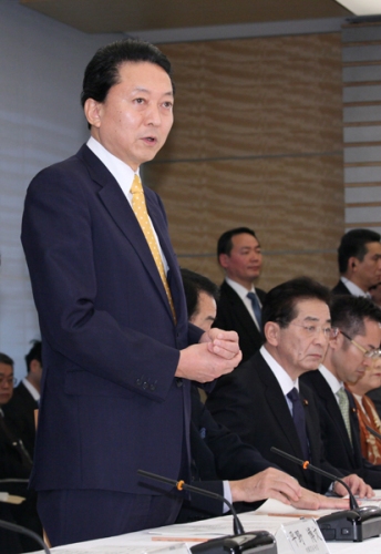 成長戦略策定会議であいさつする鳩山総理の写真１
