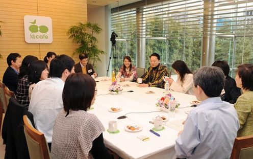 リアル鳩カフェ参加者の方々と懇談する鳩山総理の写真