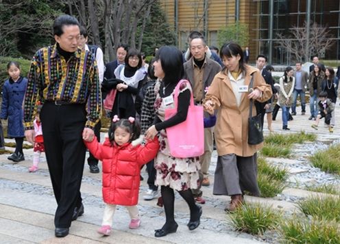 参加者の方々と官邸の庭を歩く鳩山総理の写真