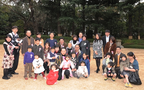 参加者の方々と記念撮影する鳩山総理の写真