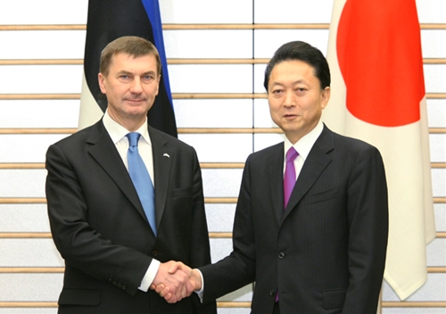 アンシプ首相と握手する鳩山総理の写真