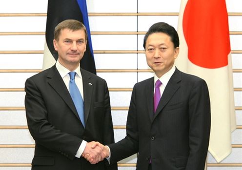 アンシプ首相と握手する鳩山総理の写真