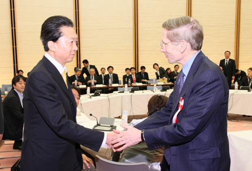 ビル・ドレイトン氏と握手する鳩山総理の写真