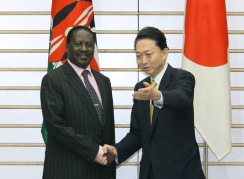 オディンガ首相と握手する鳩山総理の写真１