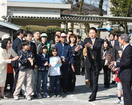 子供達と一緒に竹とんぼを飛ばす鳩山総理の写真