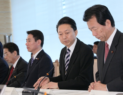 月例経済報告等に関する関係閣僚会議に出席する鳩山総理の写真１