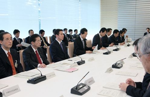 月例経済報告等に関する関係閣僚会議に出席する鳩山総理の写真３