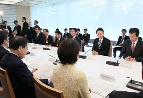 月例経済報告等に関する関係閣僚会議に出席する鳩山総理の写真４