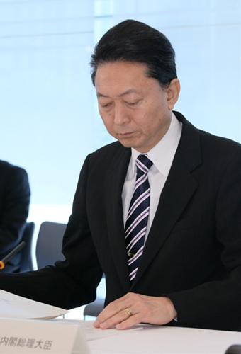 月例経済報告等に関する関係閣僚会議に出席する鳩山総理の写真５