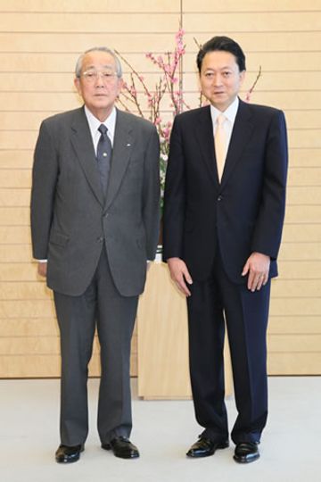 稲盛和夫内閣特別顧問と記念撮影する鳩山総理の写真１