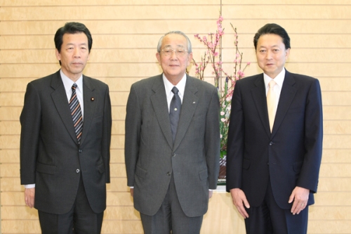 稲盛和夫内閣特別顧問と記念撮影する鳩山総理の写真２