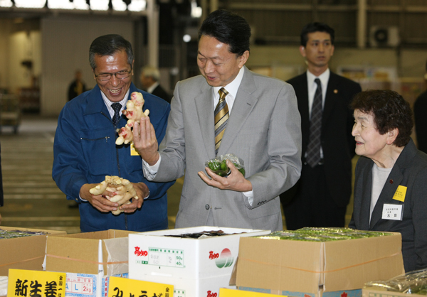 赤岡青果市場を視察する鳩山総理の写真１