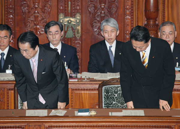 衆議院本会議で一礼する鳩山総理の写真１