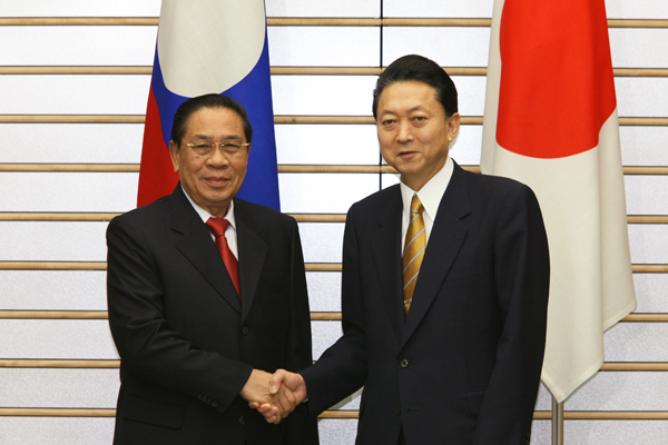チュンマリー国家主席と握手する鳩山総理の写真