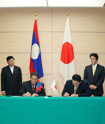 共同声明署名式に臨むチュンマリー国家主席と鳩山総理の写真