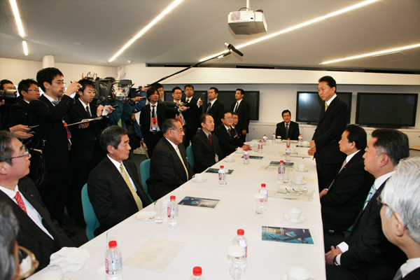 リサイクル関連企業と意見交換をする鳩山総理の写真
