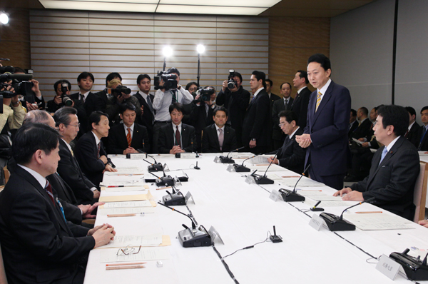 行政刷新会議で挨拶をする鳩山総理の写真１