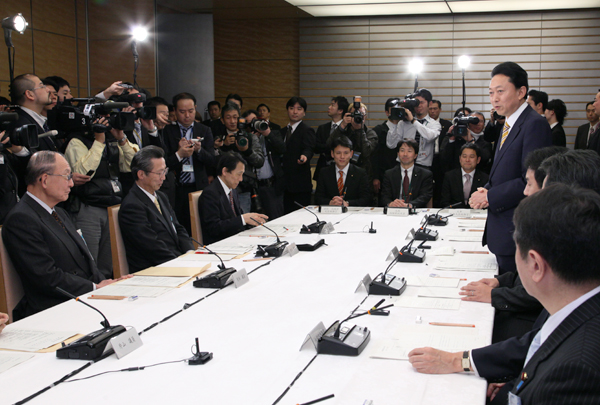 行政刷新会議で挨拶をする鳩山総理の写真３