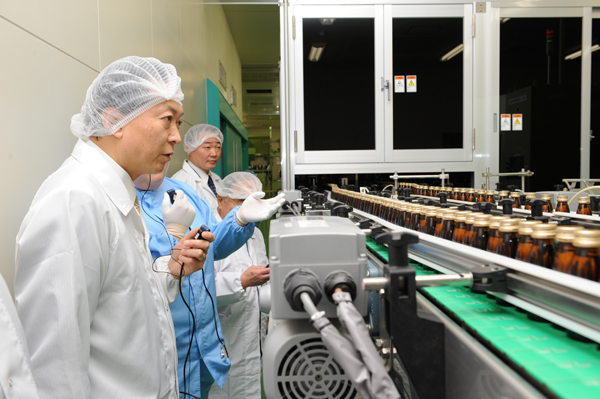 製薬工場を視察する鳩山総理の写真