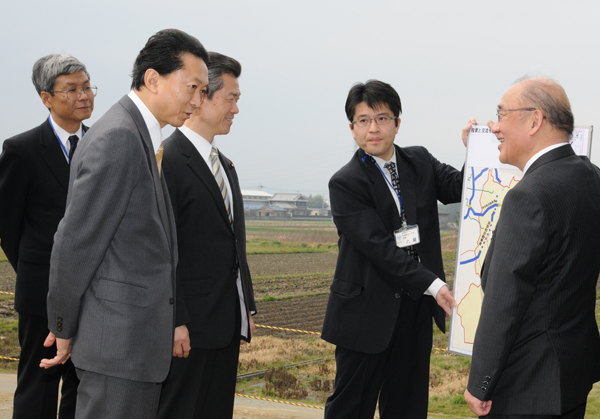 道路建設工事現場を視察する鳩山総理の写真 