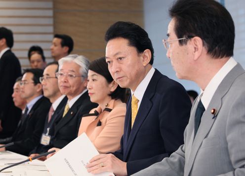 月例経済報告等に関する関係閣僚会議に出席する鳩山総理の写真1