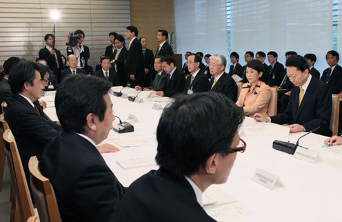 月例経済報告等に関する関係閣僚会議に出席する鳩山総理の写真4
