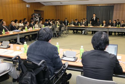 障がい者制度改革推進会議であいさつする鳩山総理の写真３