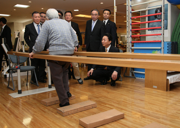 介護施設を視察する鳩山総理の写真１