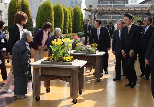 介護施設を視察する鳩山総理の写真2