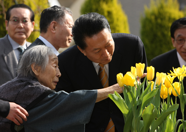 介護施設を視察する鳩山総理の写真3